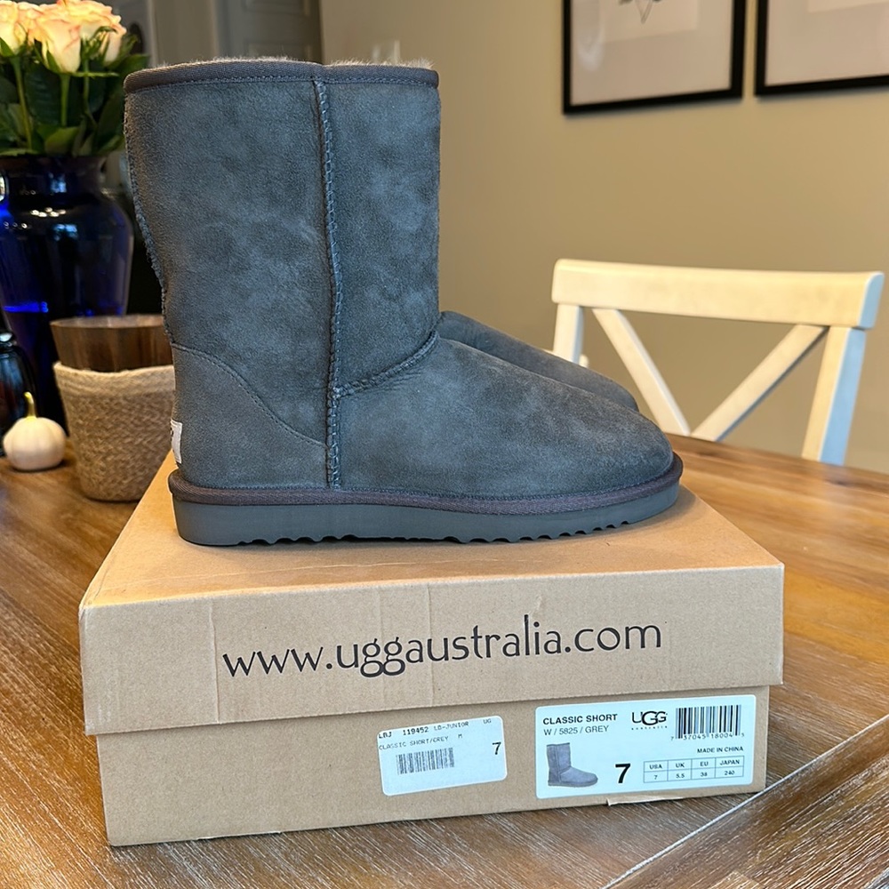 NEW UGGs Women’s Classic Short Boots Gray Size 7 US 38 EU - never worn NIB